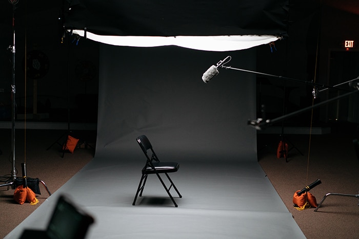 Foto de una configuración de estudio de fotografía con una silla en el medio