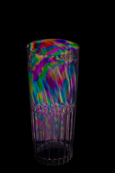 Efecto de copa de arcoíris por fotoelasticidad.