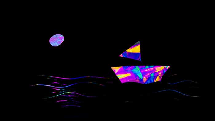 Fotografía fotoelástica con efecto arcoíris de un barco en un mar iluminado por la luna