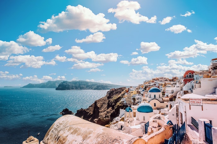 Una imagen editada de una ciudad costera griega