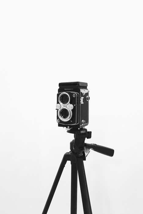 Una cámara de película antigua en un trípode - equipo de negocios de fotografía