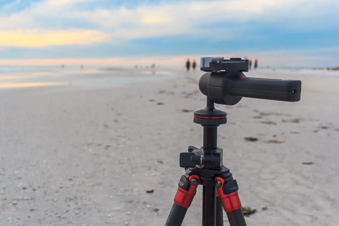 Un trípode instalado en una playa para fotografía de paisajes y naturaleza