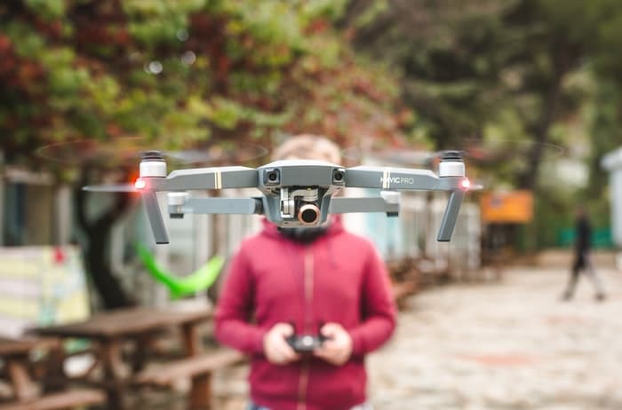 foto de una persona volando un dron