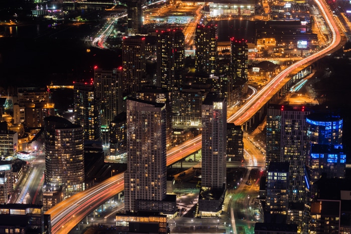 Una vista aérea de un extenso paisaje urbano por la noche.