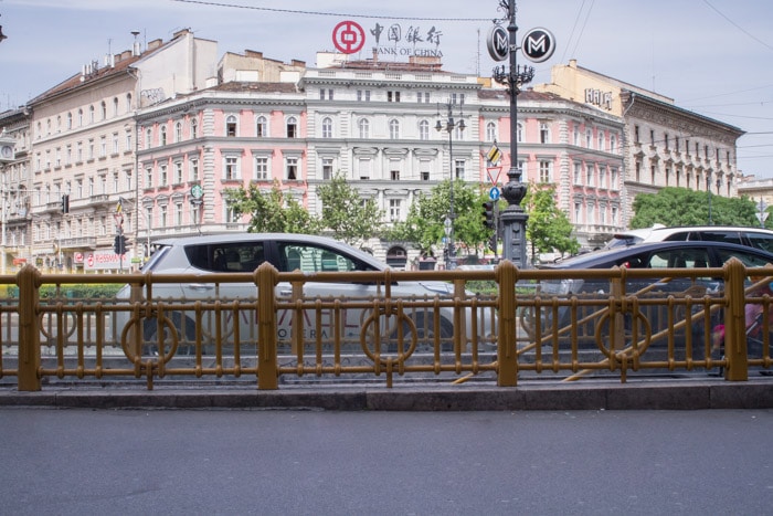 Una escena callejera en Budapest que muestra automóviles y edificios, pero sin gente.