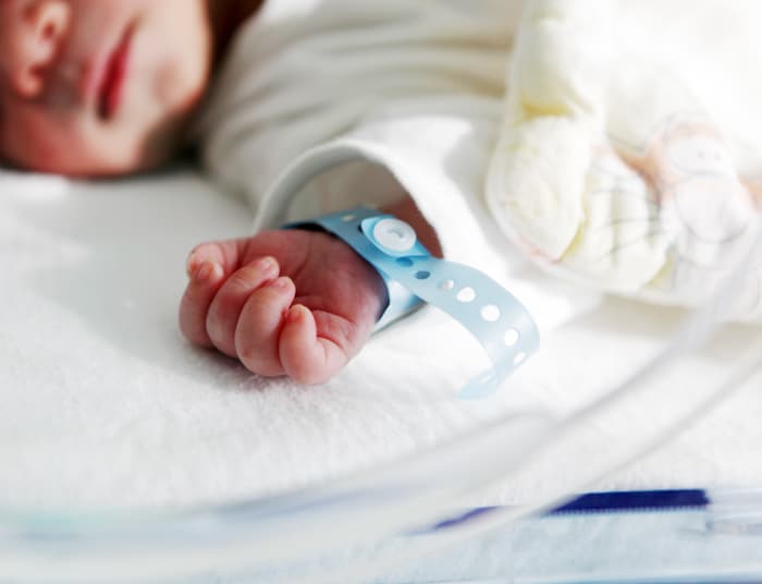 Cerrar foto de recién nacido con especial atención a la mano diminuta