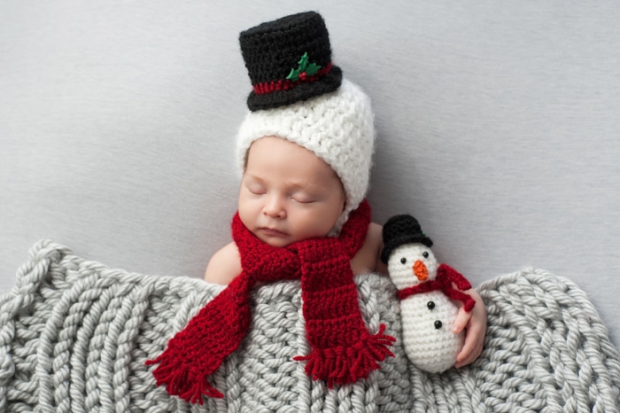 Bebé recién nacido disfrazado de muñeco de nieve