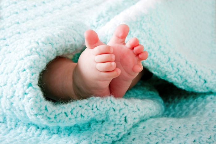 Dulce foto recién nacida de los pies del bebé.