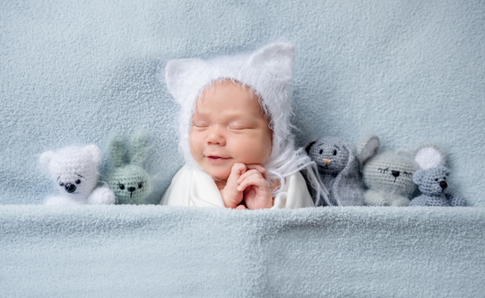 Dulce retrato de un bebé recién nacido en cordón con ositos de peluche