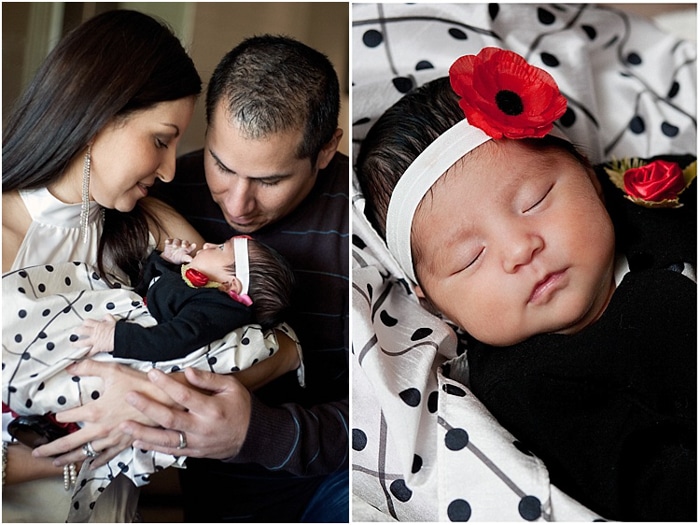 Díptico de padres con bebé recién nacido en una diadema blanca y vestido oscuro.  A la derecha, cerca del bebé dormido con diadema blanca con flor roja
