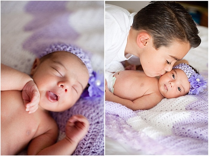 dos fotos durante una sesión fotográfica de recién nacidos.  a la izquierda, foto de la cabeza de un bebé dormido con una diadema morada.  a la derecha, cerca del hermano dándole un beso en la mejilla al bebé