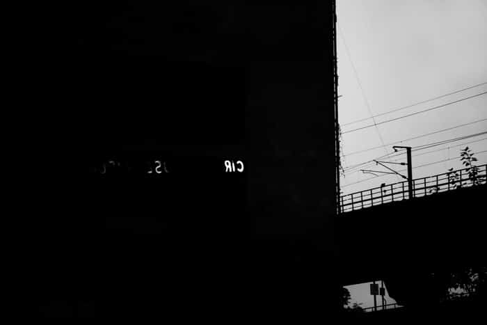 Fotografía en blanco y negro de siluetas de edificios.  Fotografía de encuadre natural.