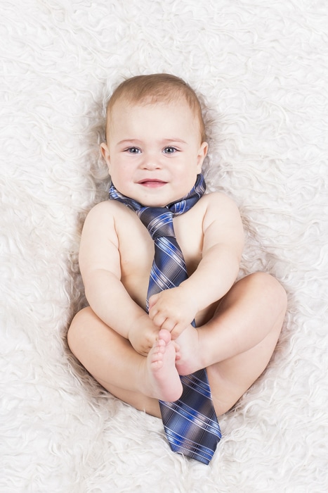 foto de un niño con una corbata azul