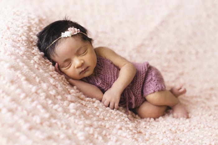 foto de un recién nacido con una linda diadema