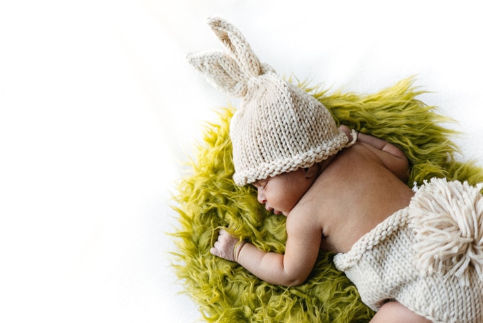 foto de un bebé recién nacido con un traje de conejito de Pascua