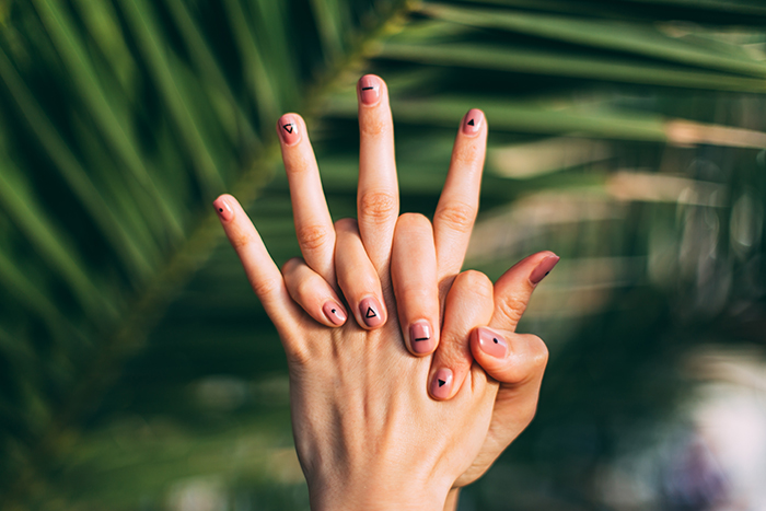 fotografía de uñas genial de manos de modelos femeninos con uñas pintadas