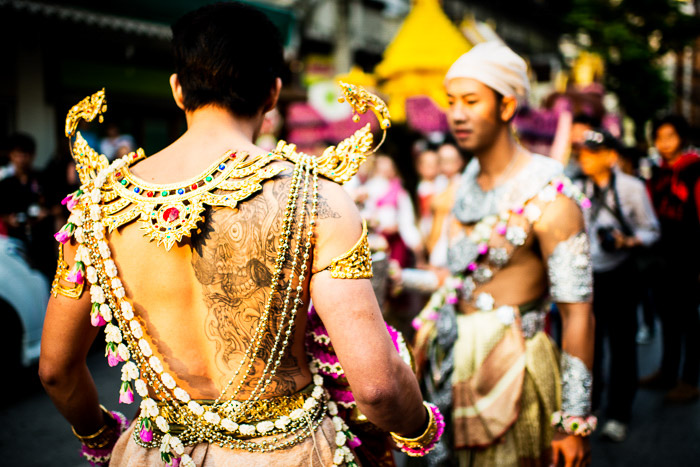 Vestido con un traje tradicional, un joven espera que comience el desfile de flores en Chiang Mai, Tailandia.  Fotografía narrativa