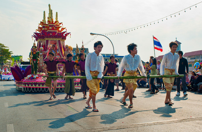 Serie de fotografías de la calle de los participantes en el desfile anual del festival de las flores en Tailandia