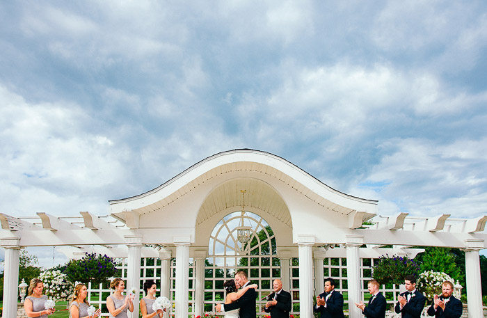 una foto grupal de la fiesta de bodas en una sesión fotográfica de bodas al aire libre
