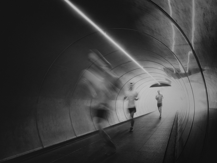 Un hombre corriendo a través de un timelapse de túnel.