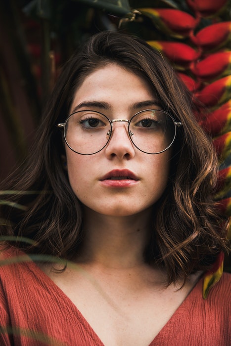 Un retrato de cerca de una mujer joven con gafas
