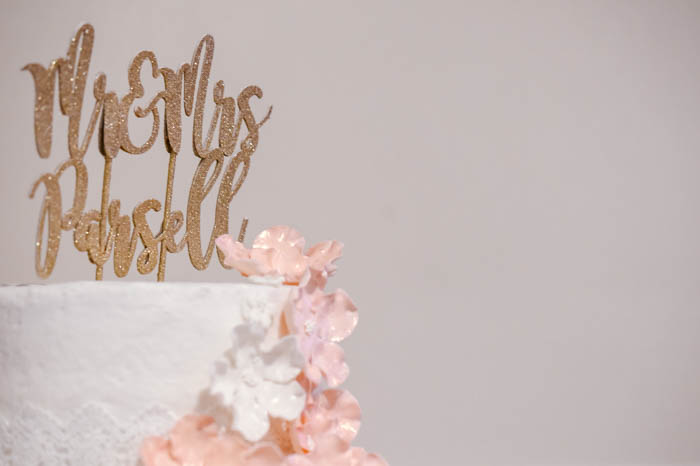 Un primer plano de un pastel de bodas contra un fondo claro