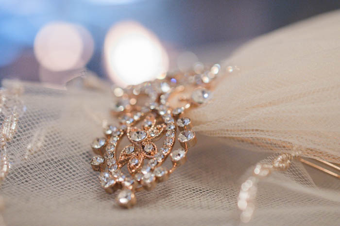 Detalle de joyas de un velo de novia