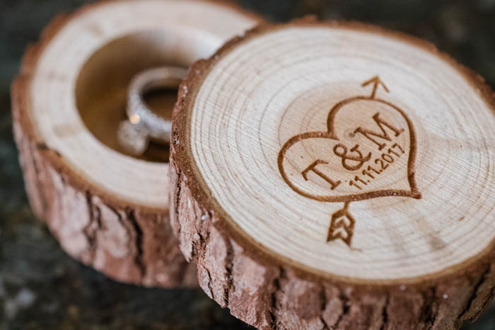 Caja de madera para anillos de compromiso con corazón y flecha con las iniciales de los novios