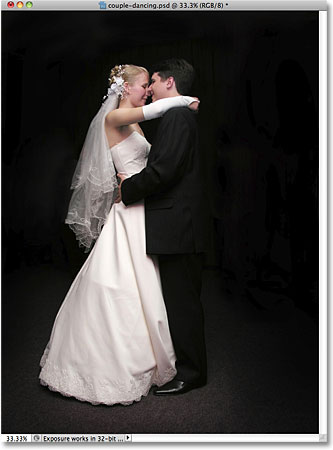 Una pareja de novios bailando.  Imagen con licencia de Photoshop Essentials.com.