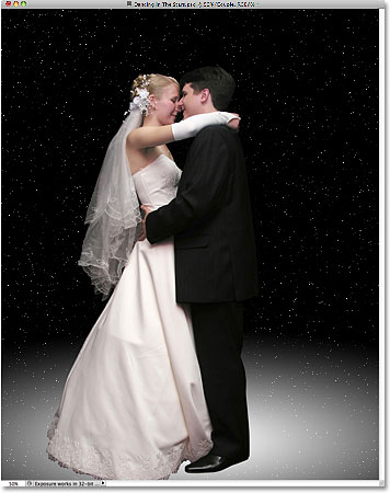 La pareja de novios se ha agregado al documento de estrellas.  Imagen con licencia de Photoshop Essentials.com.