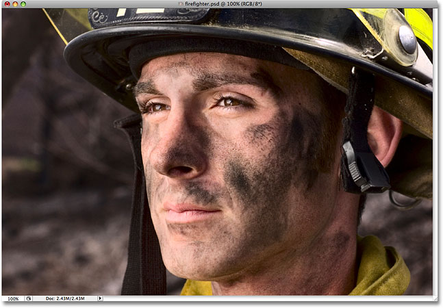 Una foto de un bombero.  Imagen con licencia de iStockphoto de Photoshop Essentials.com.