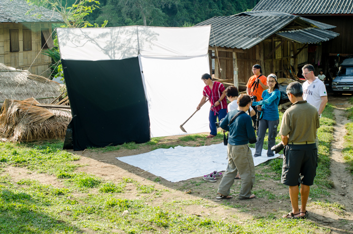 Preparando el estudio de fotografía de retratos al aire libre para un taller en un pueblo remoto en el norte de Tailandia.