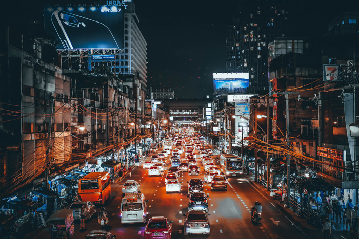 Foto de una calle concurrida de la ciudad por la noche