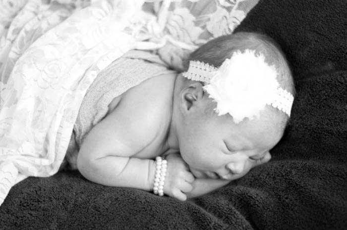 fotografía de recién nacido en blanco y negro.  poses de fotografía de recién nacido