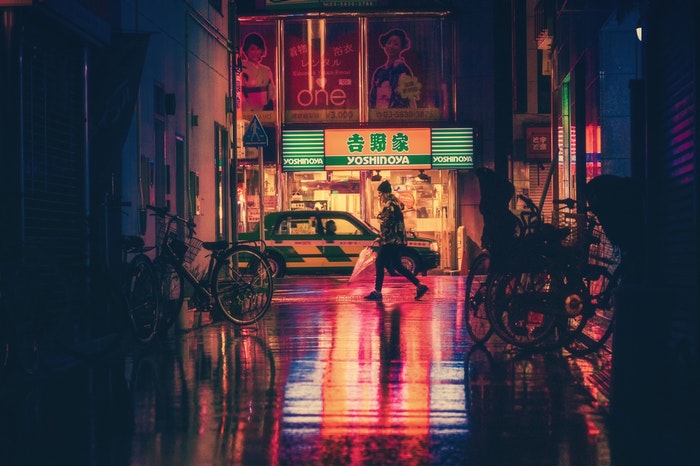 Fotografía nocturna de una escena callejera en Japón