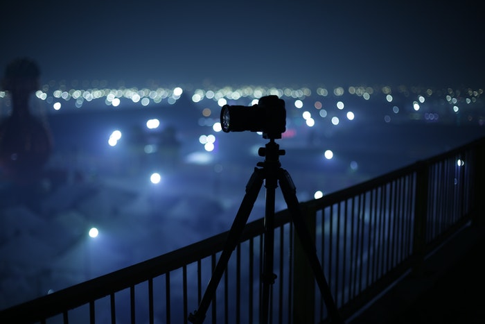 Una cámara en un trípode por la noche.