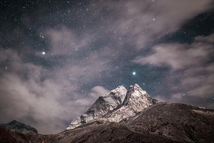 Foto de una montaña bajo el cielo nocturno.