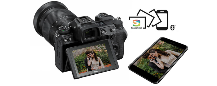 Foto plana del producto de la cámara sin espejo Nikon Z7 y accesorios