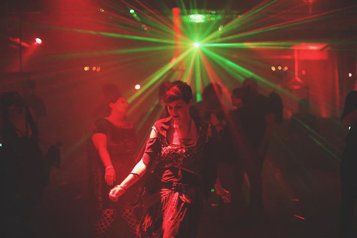 Fotografía de club nocturno atmosférico retrato de una bailarina