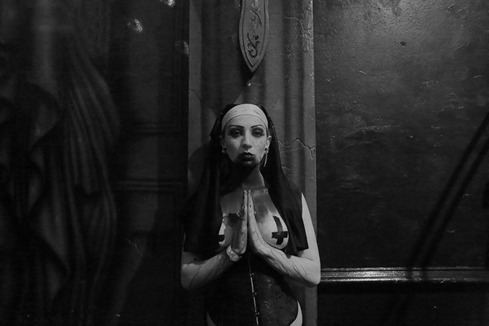 Fotografía de club nocturno atmosférico retrato de una mujer clubber con vestido de estilo gótico 