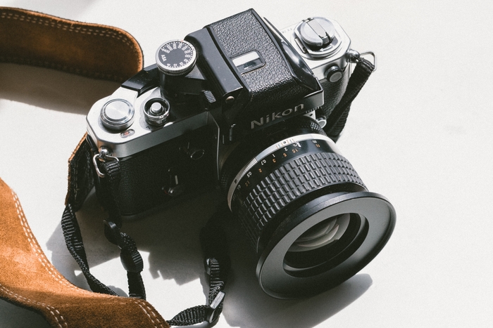 una cámara nikon y un objetivo que destacan las abreviaturas del objetivo Nikon