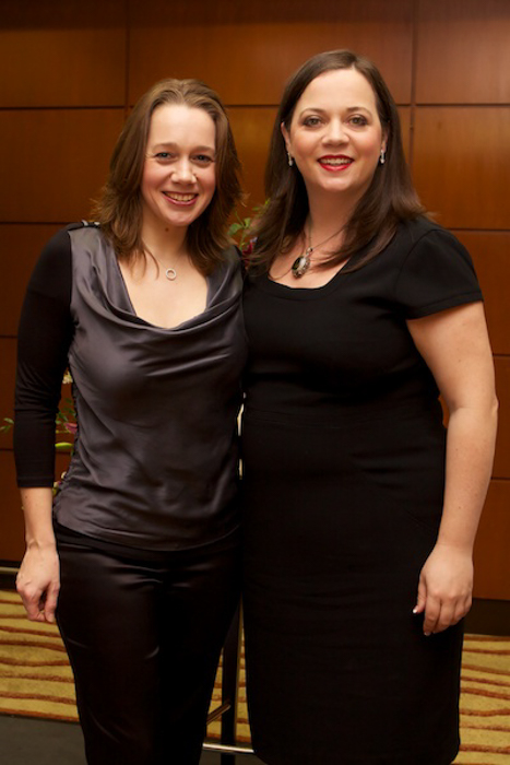 un retrato de dos mujeres en ropa formal