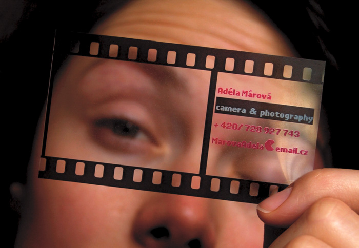 una persona con una tarjeta de presentación de fotografía en la cara