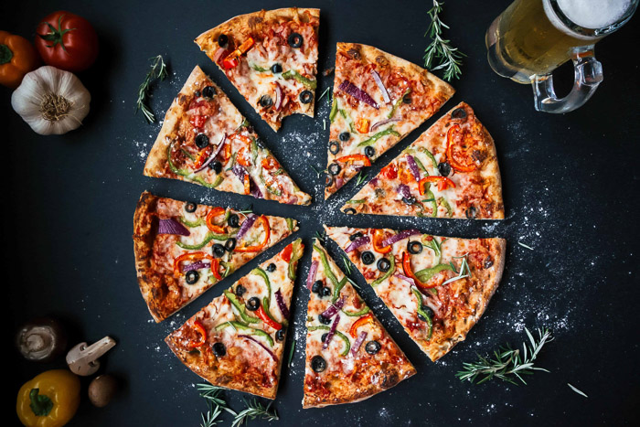Fotografía cenital de una pizza en rodajas