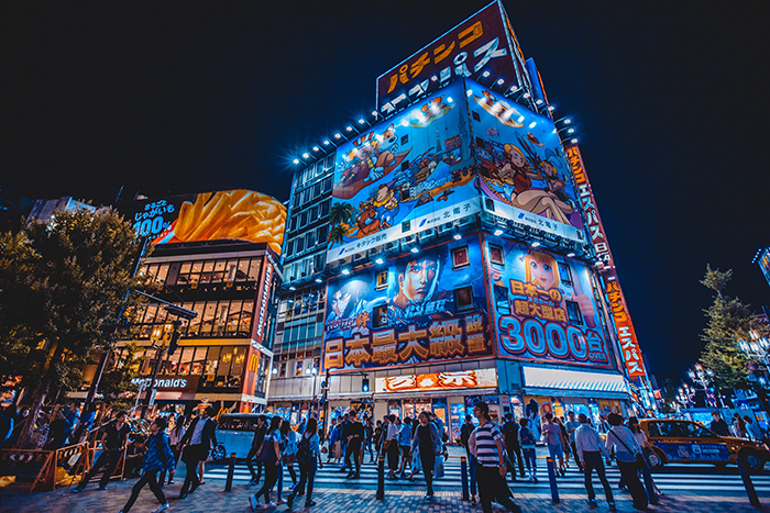 Luces de neón del edificio en Shinjuku por la noche, fotos geniales de Japón