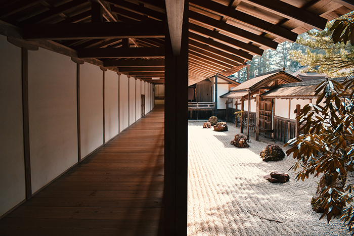 Vista interior de la comunidad budista Kōya-San en el sur de Osaka