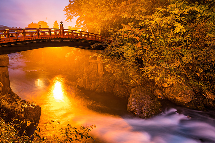 Impresionante vista de un puente en Nikko, Japón: las mejores ubicaciones para fotografías de viajes
