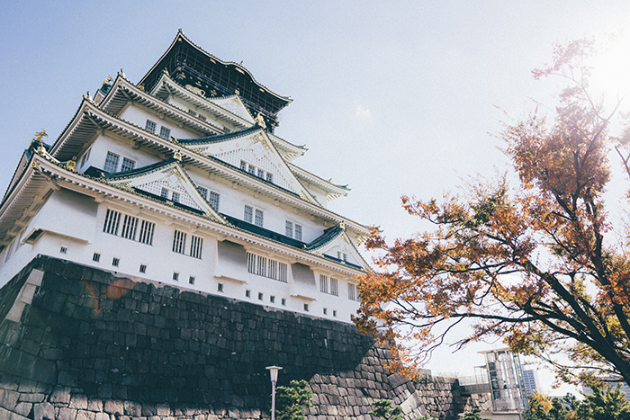 Una vista impresionante del castillo de Osaka en japón 