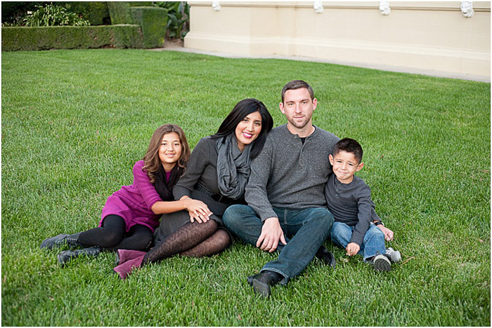 Una familia de cuatro personas posando al aire libre: tome buenas fotografías de personas