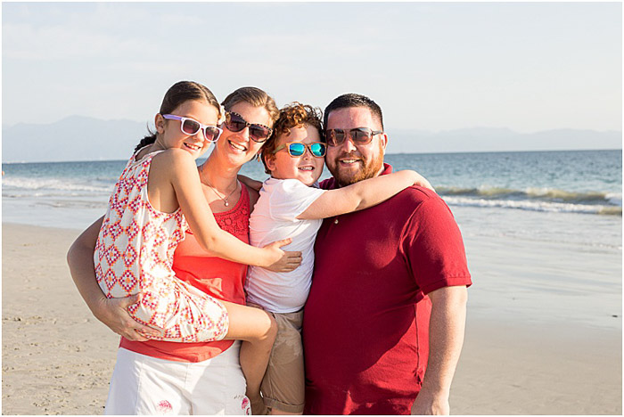 Retrato relajado de una familia posando en la playa: cómo fotografiar personas